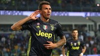 Juventus membuat gol cepat lewat Mario Mandzukic. Pria asal Kroasia itu melesakkan gol dari jarak dekat di menit kedua. (Foto: Marco Luzzani/Getty Images)