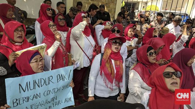 Sebelumnya, aksi yang melibatkan kaum ibu dilakukan oleh Barisan Emak-emak Militan (BEM) yang menuntut Presiden Joko Widodo mundur dari jabatannya, di kantor KPU, September 2018.