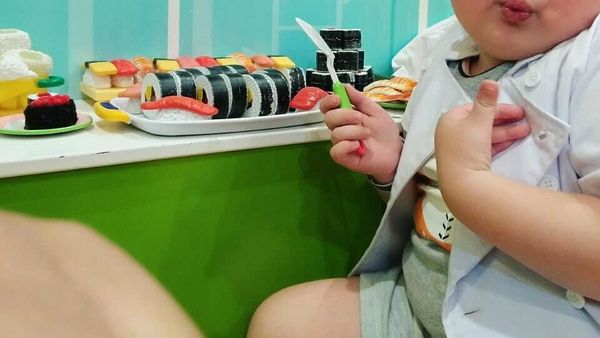 10 Pose Aksi Makan Aw Dashell, Balita Montok yang Menggemaskan