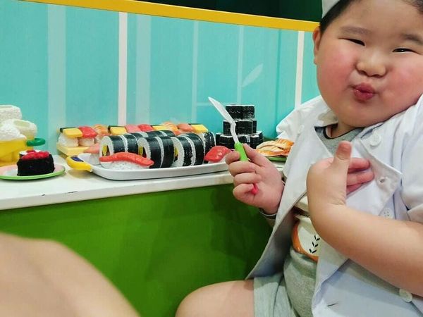 10 Pose Aksi Makan Aw Dashell, Balita Montok yang Menggemaskan