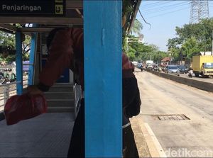 JPO Depan Samsat Nyaris Roboh, Penumpang TransJ Harus Manjat Halte