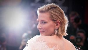 Foto: Adu Gaya Glamor Selebriti di Red Carpet Venice Film Festival 2018