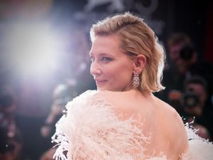 Foto: Adu Gaya Glamor Selebriti di Red Carpet Venice Film Festival 2018 Foto: Adu Gaya Glamor Selebriti di Red Carpet Venice Film Festival 2018