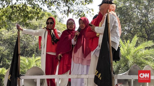 Di KPU Emak-emak Militan Demo Tuntut Jokowi Mundur