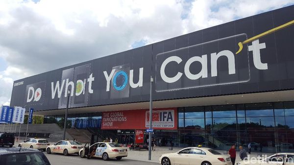 Samsung Sewa Satu Gedung Full Pamer Note 9 dan TV 8K