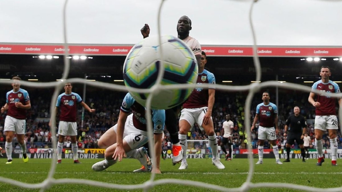 Romelu Lukaku mencetak dua gol untuk memenangkan Man Unite di Burnley. (Foto: Lee Smith/Action Images via Reuters)