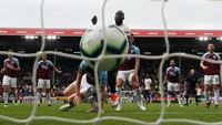Romelu Lukaku (Manchester United). Dua gol penting dicetak Lukaku untuk membantu timnya menang 2-0 di markas Burnley. Baru kali ini lagi Lukaku bikin dua gol buat MU semenjak Agustus 2017 dalam debutnya bersama klub itu. (Foto: Lee Smith/Action Images via Reuters)