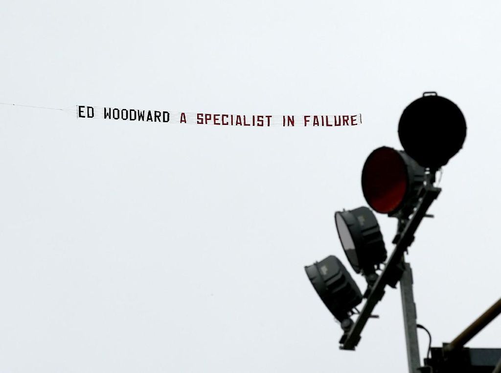 Pesawat Protes untuk Ed Woodward, Mourinho: Saya Nggak Lihat Tuh