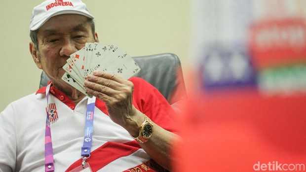 Bambang Hartono, bos Grup Djarum, menjadi nasabah BRI karena dapat bonus pemerintah setelah meraih medali di Asian Games 2018. Dia salah satu pemilik BCA.