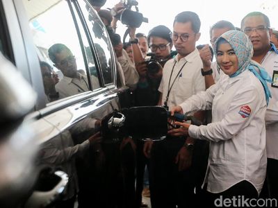 Saat Dirut Baru Pertamina Jadi Petugas SPBU Dadakan