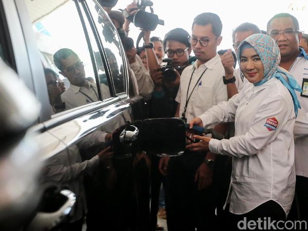 Saat Dirut Baru Pertamina Jadi Petugas SPBU Dadakan