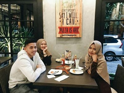 Serunya Momen Kuliner Pebulutangkis Ganteng M Rian Ardianto