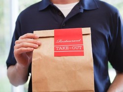 Waduh! Pengantar Makanan Cicipi Pesanan Makanan yang Diantarnya