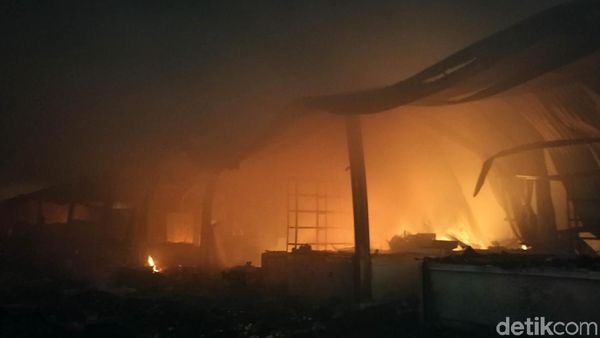 Penampakan Kobaran Api yang Lumat Pasar Gedebage Bandung