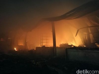 Penampakan Kobaran Api yang Lumat Pasar Gedebage Bandung