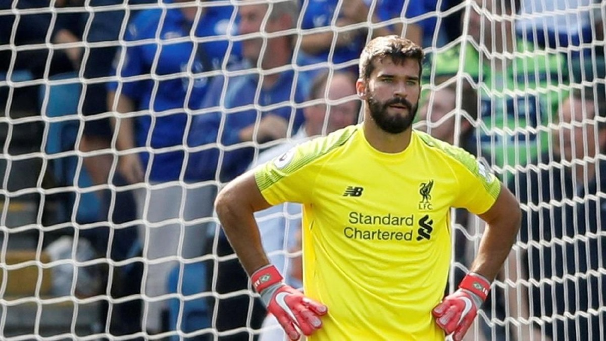 Alisson Becker tengah disorot usai blunder lawan Leicester City (Carl Recine/Reuters)