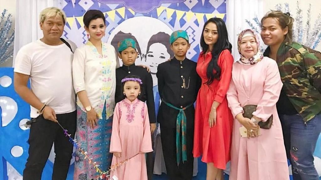 Ekspresi Ceria Siti Badriah Saat Bersama Anak-anak