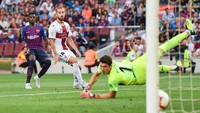 Huesca sempat menipiskan selisih di menit ke-42 lewat Alex Gallar, namun sepakan Ousmane Dembele di awal babak kedua tepatnya di menit ke-48 kembali memperlebar jarak. (Foto: David Ramos/Getty Images)