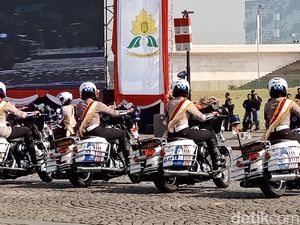 Keren! Atraksi Moge dan Beladiri Para Srikandi Polri