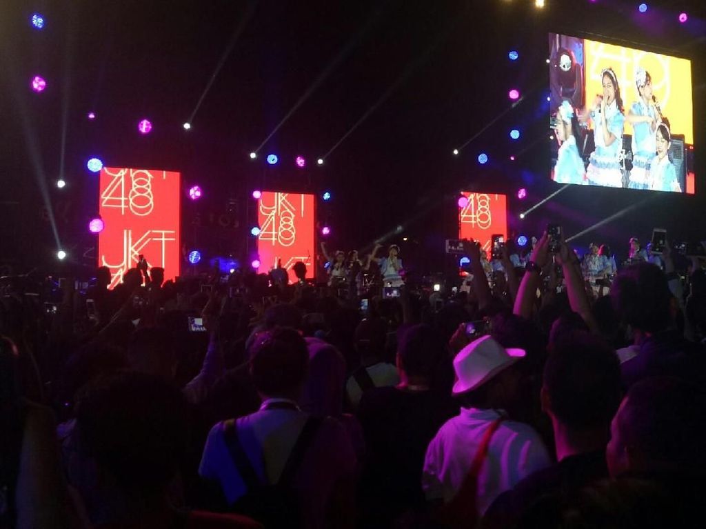 JKT48 dan Virzha Bikin Penonton di Jakabaring Histeris JKT48 dan Virzha Bikin Penonton di Jakabaring Histeris