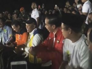 Goyang Dayung Jokowi saat Nobar Closing Asian Games di Lombok