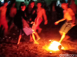 Rayakan Kemerdekaan, Para Santri di Kediri Main Sepak Bola Api