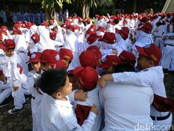Momen Bocah Bandung Berpelukan Cegah Bullying Terulang di Sekolah