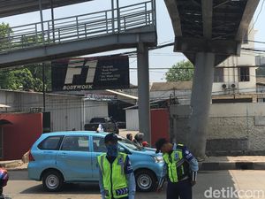 Penampakan JPO Nyaris Roboh di Jakbar yang Bikin Penumpang Manjat