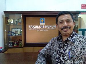 Kata Dekan UII yang Larang Mahasiswa Pakai Nametag Jokowi di Kampus Kata Dekan UII yang Larang Mahasiswa Pakai Nametag Jokowi di Kampus