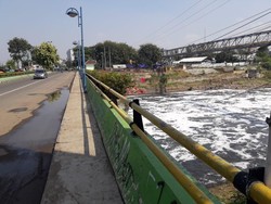 Hasil Lab Dinas LH: Busa di Kali Bekasi Limbah Detergen