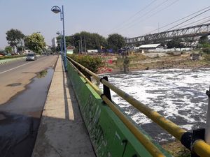 Hasil Lab Dinas LH: Busa di Kali Bekasi Limbah Detergen Hasil Lab Dinas LH: Busa di Kali Bekasi Limbah Detergen