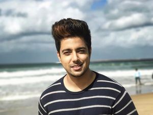 Liburannya Penyanyi India yang Suka Selfie, Siddhart Slathia