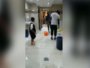 Salut! Sadio Mane Tertangkap Kamera Bersih-bersih Toilet Masjid