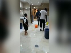 Salut! Sadio Mane Tertangkap Kamera Bersih-bersih Toilet Masjid