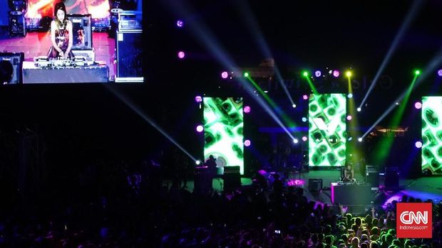Penampilan DJ Yasmin membakar semangat pengunjung yang hadir.