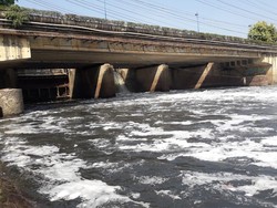 TNI Ikut Turun Tangan Atasi Kali Bekasi yang Berbusa dan Berbau