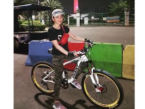 Lagi Dekat dengan Seorang Sutradara, Intip Gaya Olahraga Angel Karamoy