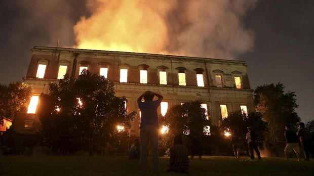 Museum Nasional Brasil terbakar hebat pada Senin (3/9). Museum itu menyimpan 26 ribu artefak berharga umat manusia. 