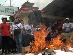 Bakar Spanduk, Mahasiswa di Gorontalo Tolak 2019 Ganti Presiden