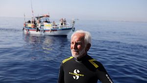 Foto: Gaya Scuba Diver Tertua di Dunia Pecahkan Rekor