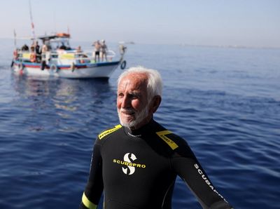 Foto: Gaya Scuba Diver Tertua di Dunia Pecahkan Rekor
