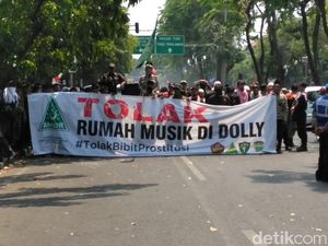 Polemik Gugatan Warga Eks Dolly, Risma: Bunuh Saya Biar Selesai Polemik Gugatan Warga Eks Dolly, Risma: Bunuh Saya Biar Selesai