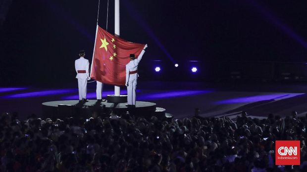 Pengibaran bendera Cina sebagai negara penyelenggara Asian Games 2022 di Hangzhou, Tiongkok pada Upacara Penutupan Asian Games ke-18 Tahun 2018 di Stadion Utama GBK, Jakarta (2/9). (CNN Indonesia/ Hesti Rika)