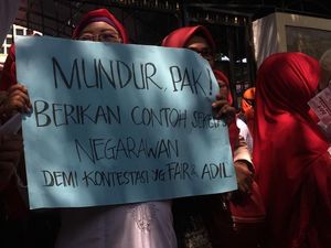 Demo Jokowi, Emak-emak Militan Diterima Staf KPU
