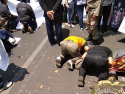 Class Action Rp 270 Miliar Ditolak, Warga Eks Dolly Sujud Syukur