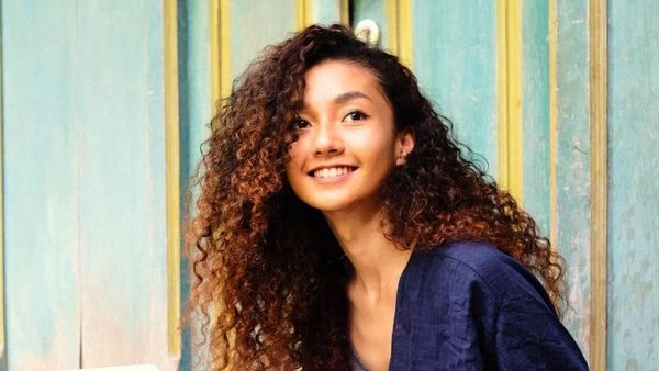 Tak Butuh Catokan, 13 Wanita Cantik Ini Pede dengan Rambut Keriting Hingga Gimbal