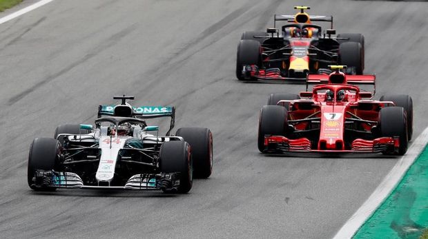 Lewis Hamilton sempat mengalami insiden nyaris tabrakan dengan Verstappen.