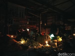 Listrik Padam, Pedagang di Pasar Gedebage Jualan Pakai Lilin Listrik Padam, Pedagang di Pasar Gedebage Jualan Pakai Lilin