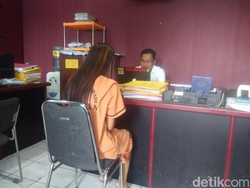 Wanita Berambut Pirang Curi Emas 110 Gram, Begini Modusnya