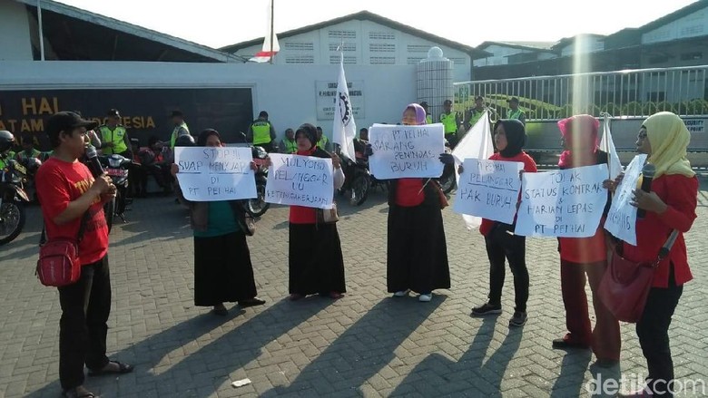 Pabrik Sepatu di Jombang Didemo Usai PHK Puluhan Buruh Pabrik Sepatu di Jombang Didemo Usai PHK Puluhan Buruh
